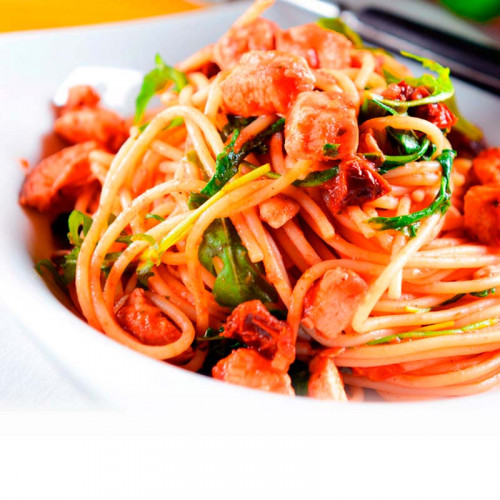 Espagueti Blanco con Rajas y Pollo