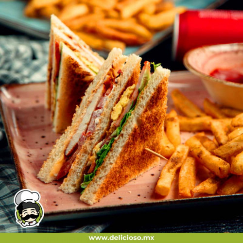 Club Sándwich Clásico de 3 Pisos con Papas