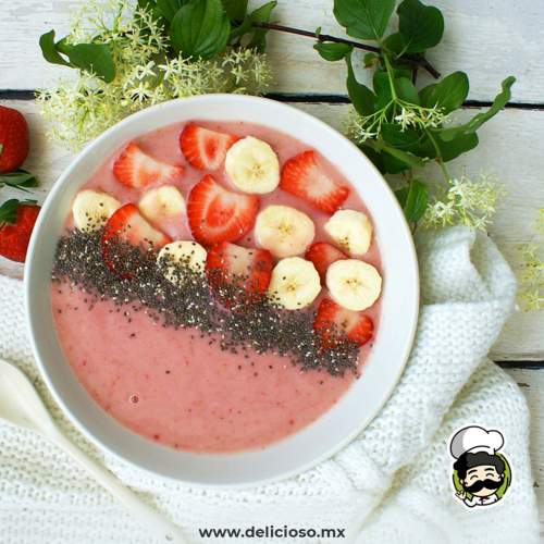 Smoothie Bowl de Plátano y Fresa con Toppings